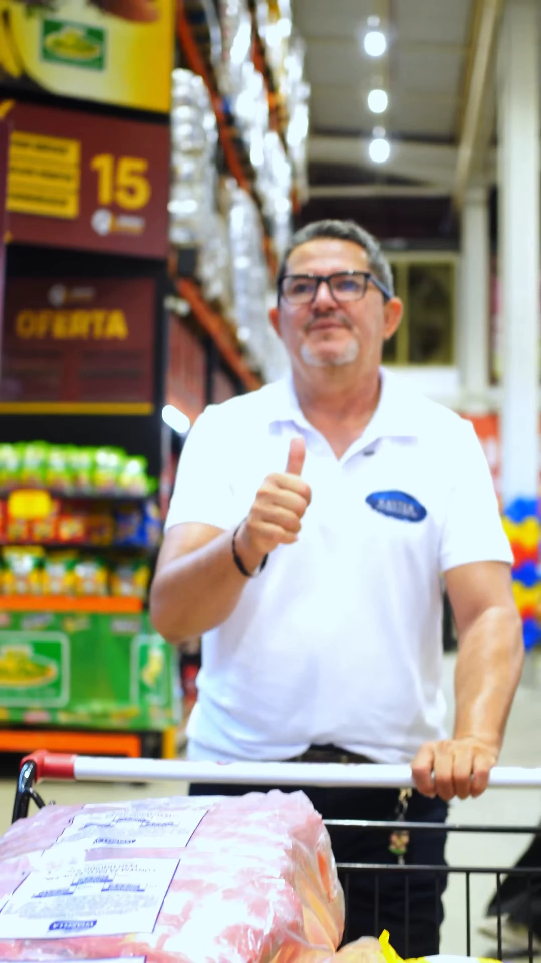 Frame do próprio vídeo: pessoas e produtos dentro da loja