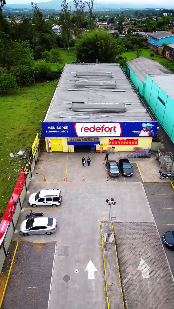 Vista real de drone da fachada do Meu Super — quadro extraído do próprio filme